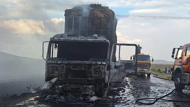 Karaman'da saman balyası yüklü tır alev alev yandı
