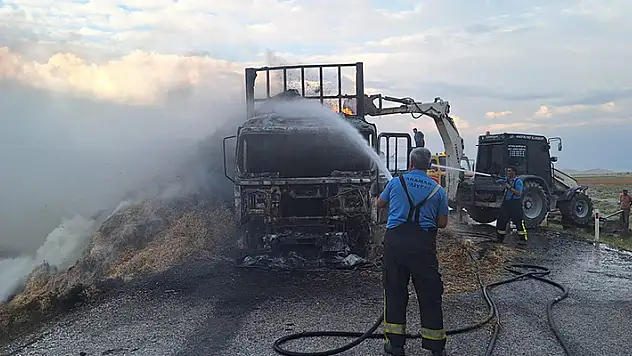 Karaman'da saman balyası yüklü tır alev alev yandı
