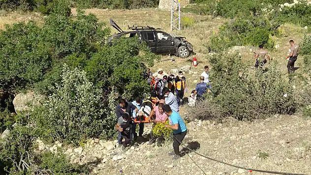 Karaman'da şarampole devrilen kamyonetteki 5 kişi yaralandı

