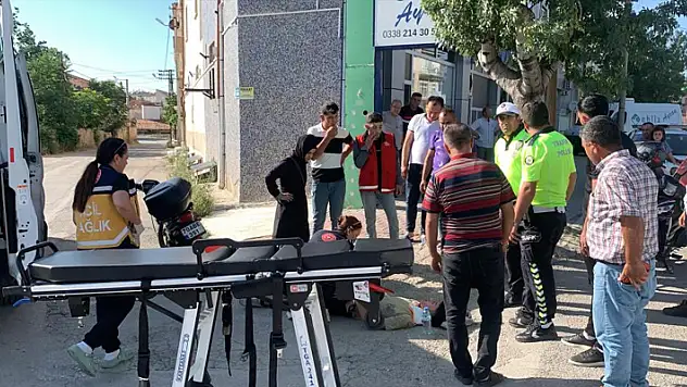 Karaman'da sollamak istediği otomobile çarparak savrulan motosiklet sürücüsü yaralandı
