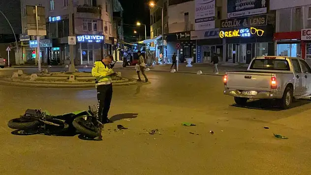 Karaman'da sürat motoru ile kamyonet çarpıştı: 1 yaralı
