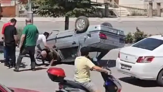 Karaman'da takla atan otomobilin sürücüsünü araçtan vatandaşlar çıkardı
