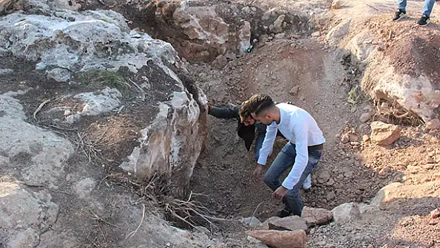 Karaman'da tarihi eser kaçakçıları jandarmayı görünce kazma küreği bırakıp kaçtı