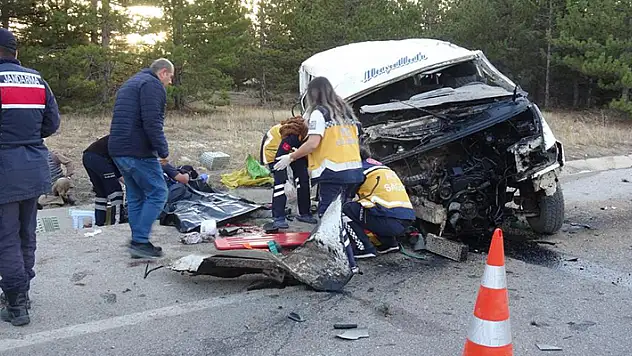Karaman'da tarım işçilerini taşıyan minibüs şarampole devrildi: 2 ölü, 13 yaralı

