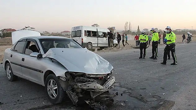 Karaman'da tarım işçilerini taşıyan minibüs ile otomobil çarpıştı: 13 yaralı