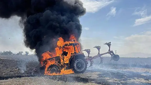 Karaman'da tarla sürerken traktör alev aldı

