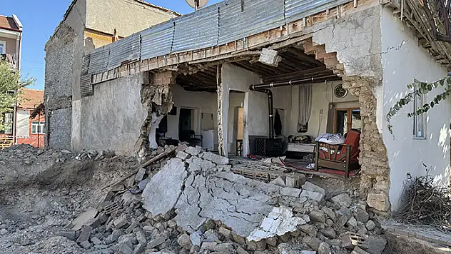 Karaman'da temel kazası sırasında bitişik evin duvarı yıkıldı
