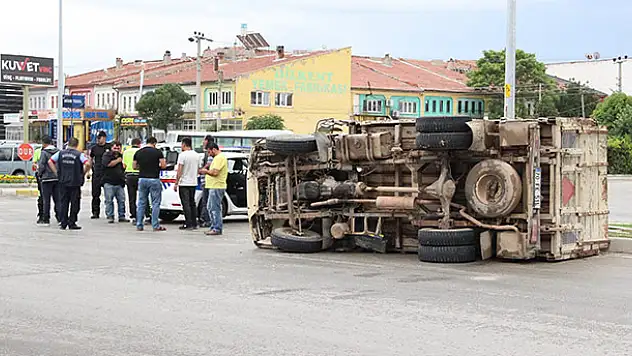 Karaman'da tırla çarpışan keçi yüklü kamyonet devrildi