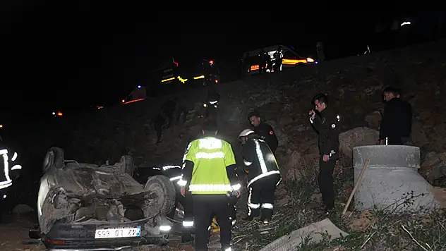 Karaman'da trafiğe kapalı yola giren otomobil şarampole yuvarlandı: 3 yaralı

