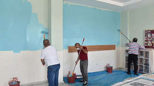 Karaman'da Vali, işçilerle birlikte okul duvarı boyadı