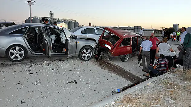 Karaman'da Vali ve TOBB Başkanının konvoy geçişi sırasında zincirleme kaza: 4 yaralı

