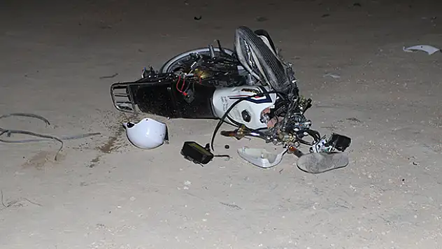 Karaman 'da yarış yapan 2 motosikletli, iş makinesine çarptı