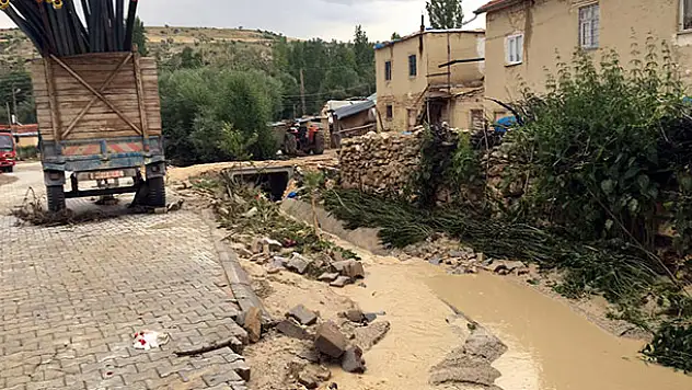 Karaman'da yaşanan sel anı cep telefonuna yansıdı