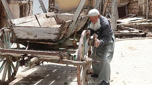 Karaman'da yaşayan Abdurrahman dedenin 'on iki parmağında on iki marifet'