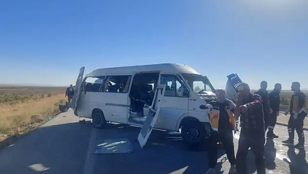 Karaman'da yolcu minibüsünün lastiği patladı: 1 ölü, 11 yaralı