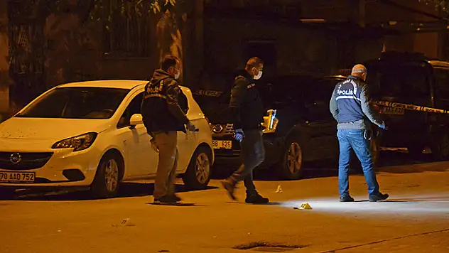 Karaman'daki silahlı kavgada 1 kişi ağır yaralandı, polis aracı kurşunların hedefi oldu
