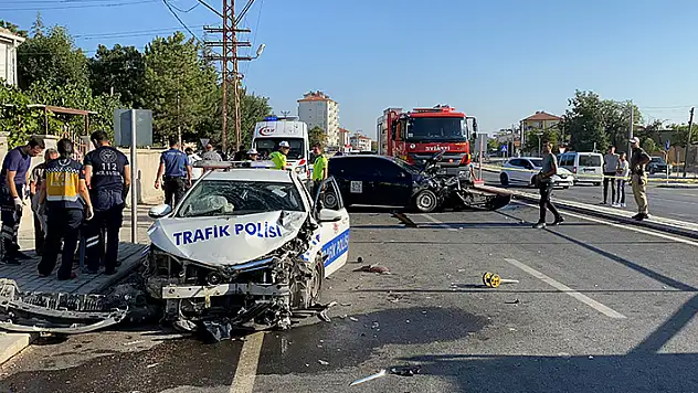 Karaman'daki trafik kazasında 2'si polis 3 kişi yaralandı
