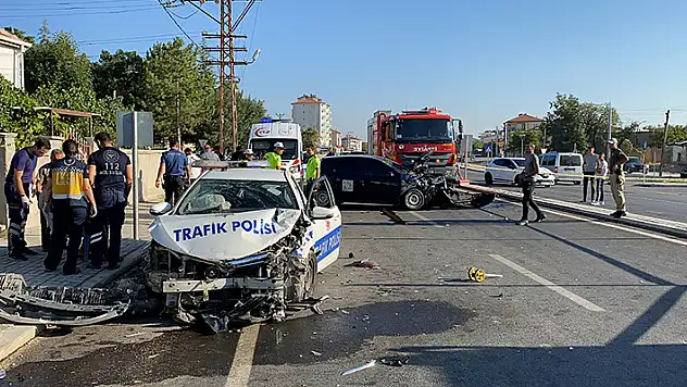 Karaman'daki trafik kazasında 2'si polis 3 kişi yaralandı
