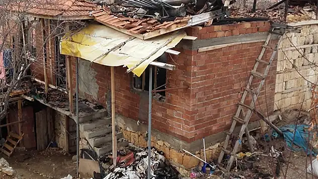 Karaman'daki  yangında tek katlı ev kullanılamaz hale geldi
