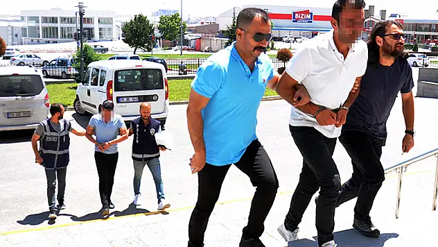 Karaman'dan çaldılar! Konya'da çaldıkları minibüsle birlikte yakalandılar