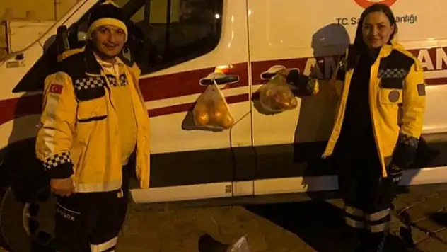 Karaman'dan deprem bölgesine giden sağlıkçılar için ambulans kapısına meyve poşeti astılar