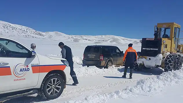 Karaman'dan Mersin'e giderken kırsal alanda araçları kara saplanan 3 kişiden 2'si kurtarıldı