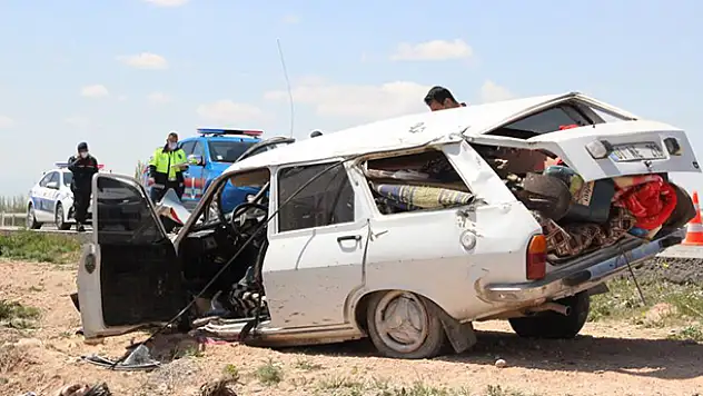 Karaman- Ereğli kara yolunda uyarı levhasına çarparak takla atan otomobildeki 2 kişi ölümden döndü