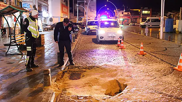 Karaman'ın en işlek caddesinde yol çöktü