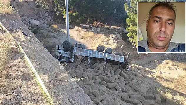 Karaman'ın Ermenek ilçesinde saman yüklü kamyon 10 metreden düştü, şoför hayatını kaybetti