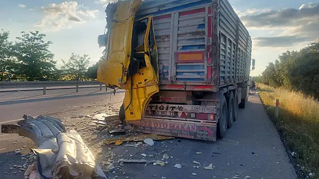 Karaman-Konya kara yolunda bisküvi ve çikolata yüklü tır, başka bir tıra çarptı: 1 yaralı
