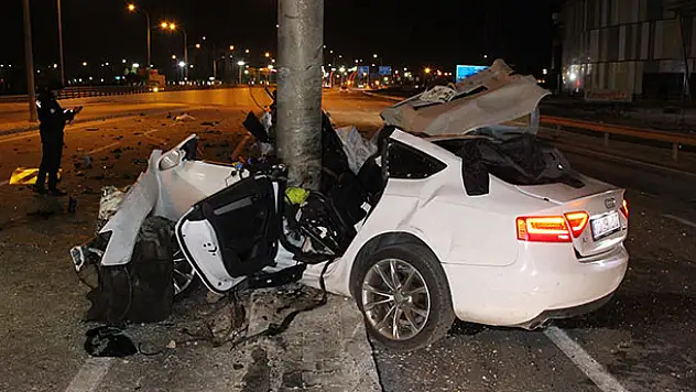 Karaman-Konya younda otomobil yön levhasına ok gibi saplandı: 1 ölü!