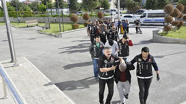Karaman merkezli olarak Konya'nın da olduğu 4 ilde düzenlenen uyuşturucu operasyonunda 12 kişi tutuklandı
