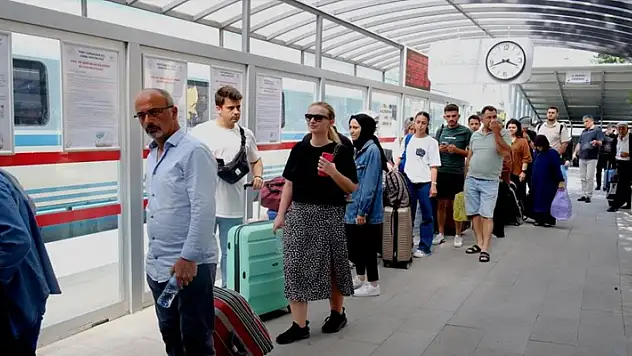 Karaman YHT garında bayram yoğunluğu yaşanıyor
