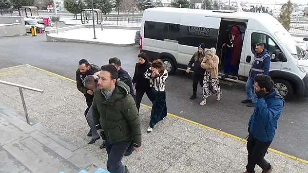 Karaman'da 1 milyon 100 bin liralık ziynet eşyası çalan 3 kadın tutuklandı

