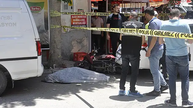 Karaman'da 2 araç arasında kalan yaşlı kadın hayatını kaybetti
