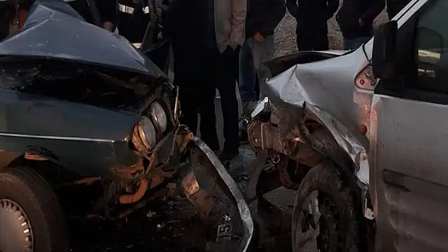 Karaman'da 2 otomobil çarpıştı: 7 yaralı
