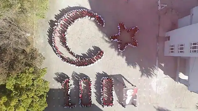 Karaman'da 300 öğrenciyle 100. yıl koreografisi
