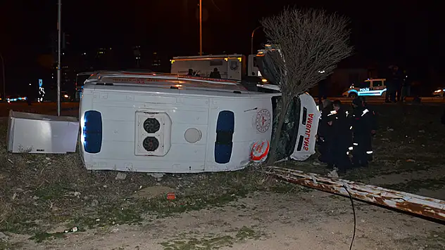Karaman'da ambulans ile otomobil çarpıştığı kazada 5 kişi yaralandı
