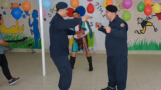 Karaman'da askerliklerini tamamlayan 21 engelli, düzenlenen eğlencede gönüllerince eğlendi
