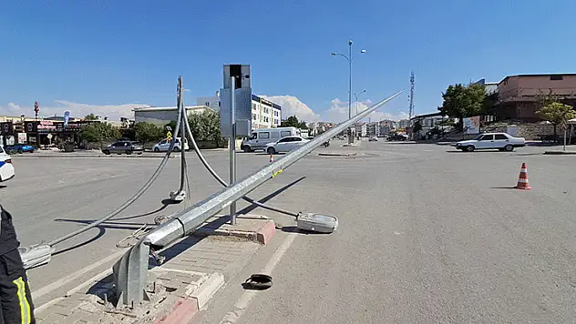 Karaman'da aydınlatma direğini deviren araç kaçtı