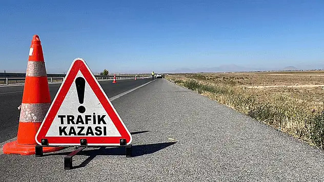 Karaman'da bariyerlere çarpan otomobildeki 3 kişilik aile ölümden döndü