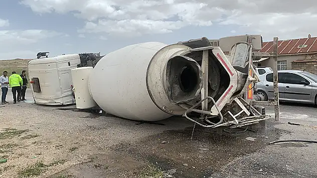 Karaman'da beton mikseri devrildi: 1 yaralı
