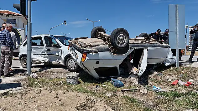 Karaman'da çarpışan otomobillerden birisi ters döndü: 2 yaralı