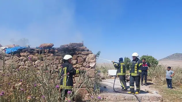 Karaman'da çıkan yangında bağ evi kullanılamaz hale geldi
