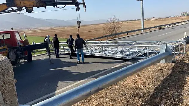 Karaman'da devrilen EDS levhası şehirlerarası yolu trafiğe kapattı
