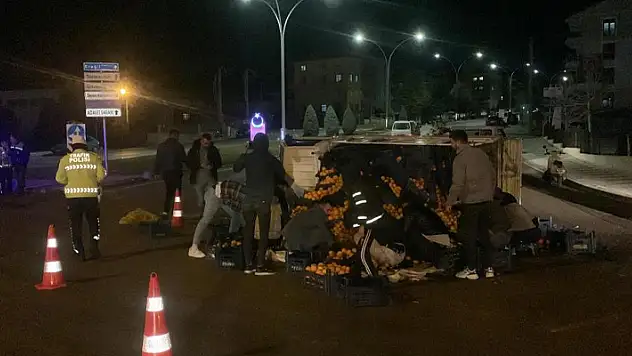 Karaman'da devrilen narenciye yüklü kamyonetin sürücüsü ölümden döndü
