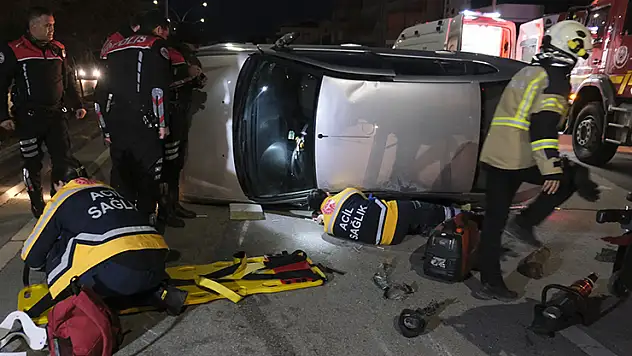 Karaman'da devrilen otomobilin altında kalan sürücü itfaiye ekiplerince çıkarıldı