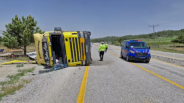 Karaman'da devrilen tırın sürücüsü yaralandı