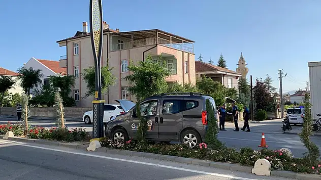 Karaman'da direğe çarpan hafif ticari aracın sürücüsü yaralandı
