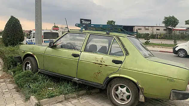 Karaman'da direğe çarpan otomobilin sürücüsü kazayı yara almadan atlattı